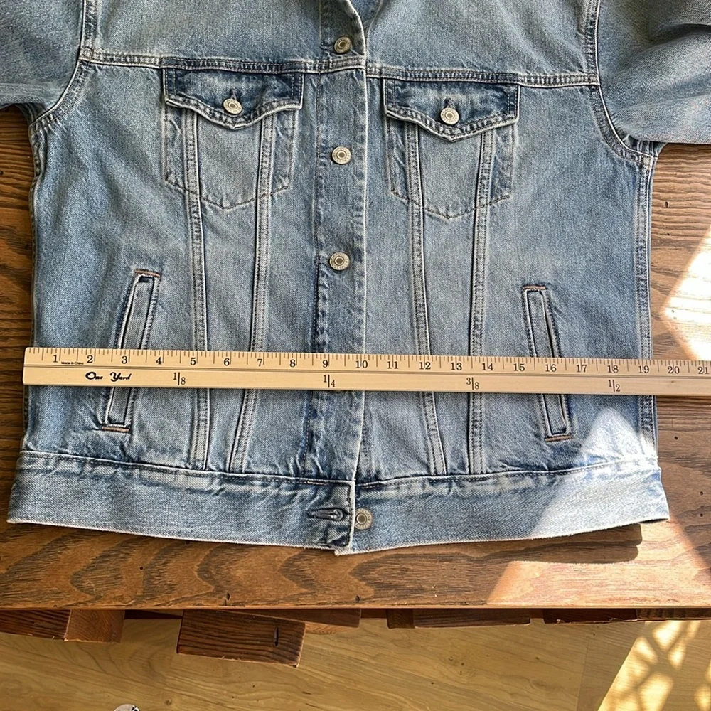 Like NEW! Gap teen oversized light wash  jean jacket size small (14-16 teen )